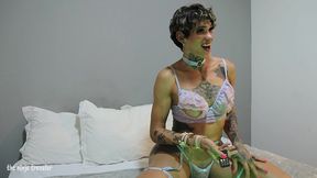 a poderosa sabrina prezotte comanda a sua punheta com o jogo das luzes enquanto brinca com seu pau gigantesco duro como uma pedra ate gozar (dois angulos)