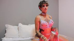 a poderosa sabrina prezotte comanda a sua punheta com o jogo das luzes enquanto brinca com seu pau gigantesco duro como uma pedra ate gozar (dois angulos)