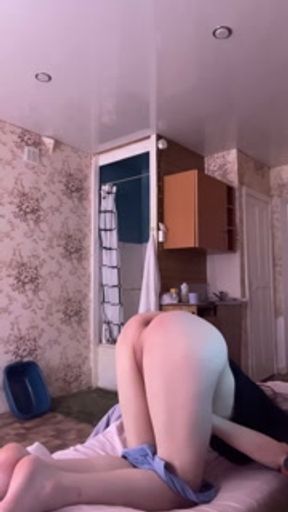 соседи возбудили меня, я начала мастурбировать под их стоны🥺