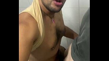 ENCONTREI MEU VIZINHO FAZENDO PEGA&Ccedil_&Atilde_O NO BANHEIRO PUBLICO E ELE ME DEU O CU PRA EU N&Atilde_O FALAR NADA