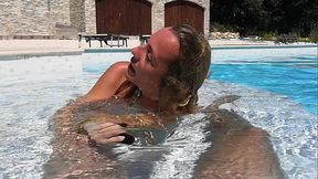 2 Une bonne fellation dans la piscine jusqu'_&agrave_ l'_&eacute_jac !