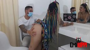 M&eacute_dico ensina novinha a transar com seguran&ccedil_a por conta do corona v&iacute_rus