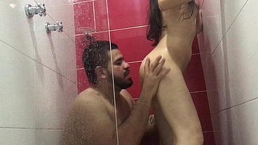 Novia delgada y traviesa es follada en la ducha de un baño por una enorme corrida extraña en su boca - Amateur Nora Milf - Andy Z 94