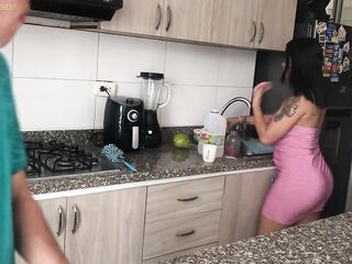 madrastra cachonda le gusta limpiar muy hot