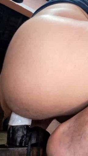 Vai e vem vai e vem terminei gozando em uma tampa e bebi tudo engolindo