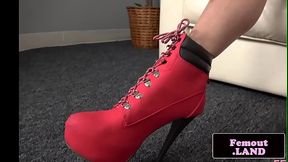Highheeled trap with small tits jerking off