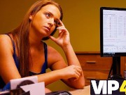 VIP4K. Brunette ne peut pas dire non au prêteur si elle veut obtenir de l'argent