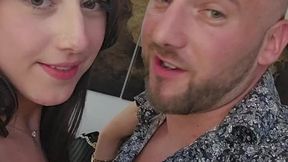 Un couple cherche des baisers intimes avec madame
