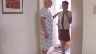 Volwassen lesbiennes Dana Hayes en Maggie Star neuken hun eigen kont