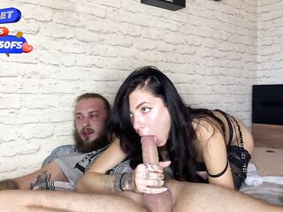 La puta latin babe se mete una gran polla en la boca y se levanta a lo perrito para que me la folle