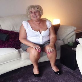 British mature amateur takes a huge facial in her own home