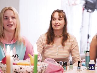 Ersties - Wilde lesbische Orgie beim Jenga-Spiel