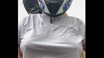 Motogirl mulher da 99 pega passageiro homem e pede pra ele co&ccedil_ar os bico dos seus peitos enquanto pilota ! Ele fica com pau duro encima da moto e goza nela toda !