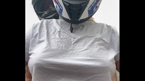 Motogirl mulher da 99 pega passageiro homem e pede pra ele co&ccedil_ar os bico dos seus peitos enquanto pilota ! Ele fica com pau duro encima da moto e goza nela toda !
