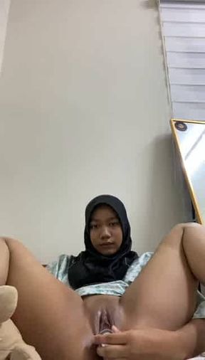Hijab tobrut colmek basah ngangkang muncrat