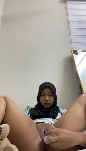 Hijab tobrut colmek basah ngangkang muncrat