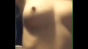 Mi amiga me manda videos de sus tetas para tocarme y correrme
