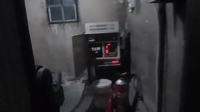 veo al service del asensor en el pasillo y lo entro a casa , mira como lo dejo...