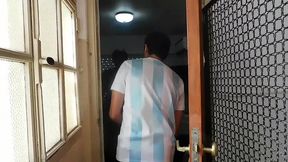 veo al service del asensor en el pasillo y lo entro a casa , mira como lo dejo...