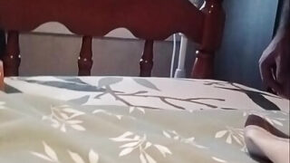 Solo-Mädchen-Video von tätowierten Franzosen, die ihren eigenen Hintern ficken