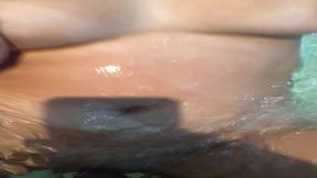 por eso me encanta venir al jacuzzi de mi vecino cuando mi esposo se va a trabajar ..