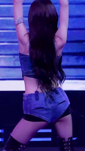 K-pop babe shows off her ass and boobs