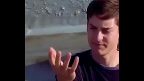 Novinha foi abrir a boca e levou uma teia branca e sedosa na cara