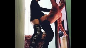 NOS COPAMOS Y NOS DAMOS EN EL PASILLO