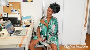 Amateur ebony goddess gets fingered to climax while watching porn