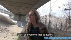 PublicSex Langhaarige Blondine in der Öffentlichkeit