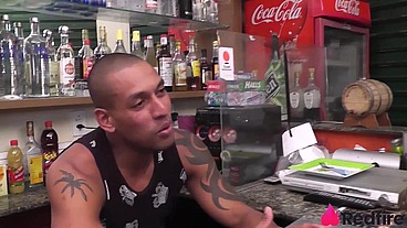 Perva chapadinha desafiou o dono do bar em arrombar seu cuzinho