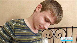 Onani, cumshot, handjob, gapande – solotjejfilm med blonda tonårskillar, stor dildo analknullad