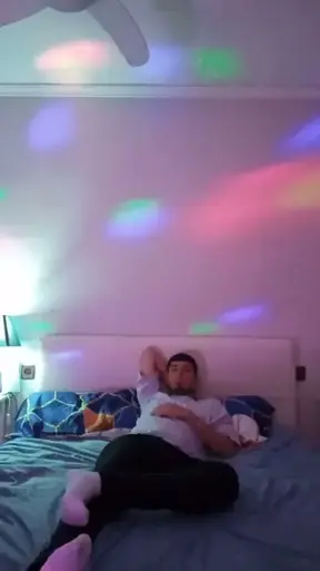 Él cumplía dieciocho años y yo solo le di el mejor regalo que el hubiera deseado... una noche de mucho entretenimiento Aquí los dos comimos pastel Y soplamos la velita