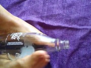 Masturbando una Coca-Cola con los pies