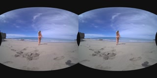 POV vr video pee girl with big ass peeing at the public beac