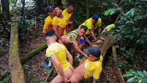 brasileirinhos dotados e safados numa orgia bareback pra comemorar a vitoria do jogo do brasil. e gooll no cu