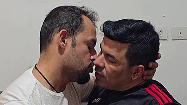 Chamei o amigo pra assistir o jogo mas ele queria mesmo era fuder meu cuzinho. Não sabia que ele era tão pauzundo.