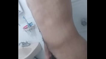 Rico flaquito ense&ntilde_ando su gran verga velluda