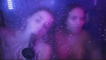 AMIGAS GOSTOSAS SE PEGANDO NO CHUVEIRO