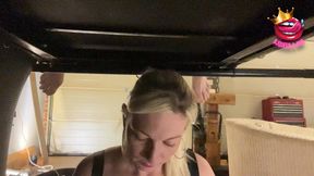 CLOSE-UP: Milking Table Cum into Glass