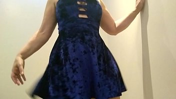 Dan&ccedil_a sensual  de vestido azul