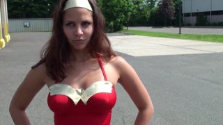 Wonder Woman-cosplayern blir bunden i kedjor och tvingad att hångla med skurkar