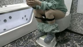 Morning trip to the toilet MP4 HD 720p