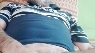 特写镜头：意大利熟男用手指抚摸自己肥硕的屁股，然后对着镜头撸管，最后射了一大堆精液在脸上。