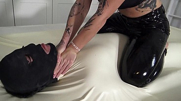 Cruel Reell dominate slave maskjoe in vaccuum bed
