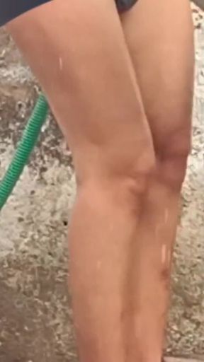 Stepsister is bathing in underwear in the outdoor open bathroom, sister was very beautiful.   Clip 1