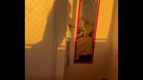 Desnuda en mi habitaci&oacute_n recibiendo el sol//Sun bathing naked in my room.