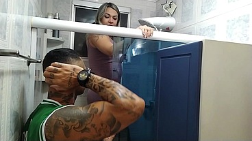 a fernandinha fernandez me chamou para arrumar o chuveiro mas e claro que nao saiu de graca fodi a gostosa com