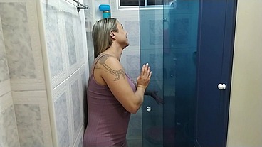 a fernandinha fernandez me chamou para arrumar o chuveiro mas e claro que nao saiu de graca fodi a gostosa com