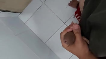 Batendo uma punheta no banheiro